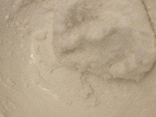 12、广东早茶de水晶虾饺✨,＋35克玉米淀粉。趁热捏成团。