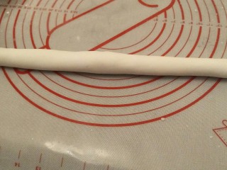 13、广东早茶de水晶虾饺✨,橡皮泥质地，搓成长条，分成16个小剂子。