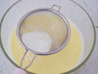 5、蓝莓蛋挞,筛入低筋面粉，再次搅拌均匀