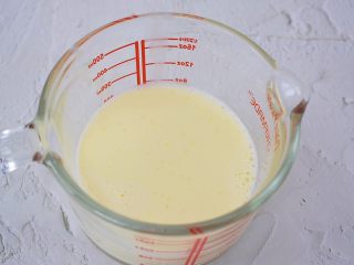 7、蓝莓蛋挞,一定要过筛，过筛后的蛋挞液才会更加细腻