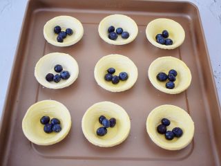 8、蓝莓蛋挞,在蛋挞皮中放入蓝莓