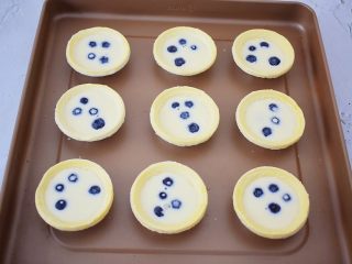 9、蓝莓蛋挞,倒入蛋挞液8-9分满即可