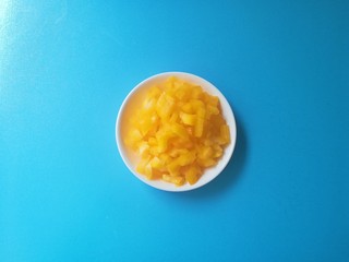 2、布丁口感有机米糕,彩椒洗净切成丁备用