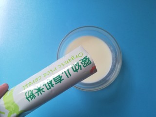 3、布丁口感有机米糕,有机米粉倒入配方奶中