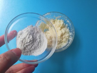 4、布丁口感有机米糕,再加入玉米淀粉搅拌均匀