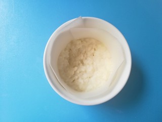 5、布丁口感有机米糕,铺上硅油纸，取少量调好的米粉糊放入布丁碗中