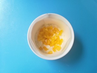 6、布丁口感有机米糕,撒入彩椒颗粒