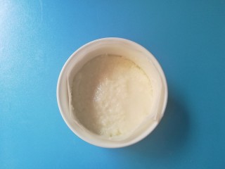 7、布丁口感有机米糕,倒入剩余的米粉糊，用勺子沾水抹平