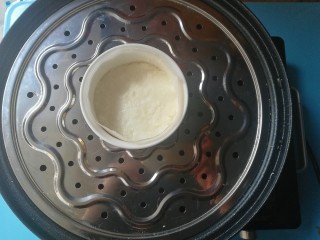 8、布丁口感有机米糕,起锅煮水，水开转中小火大米糊入锅