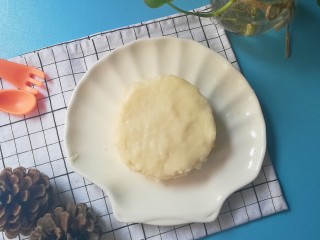 10、布丁口感有机米糕,稍微放凉后倒扣脱模