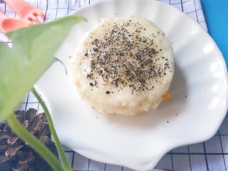 11、布丁口感有机米糕,撒入牡蛎黑芝麻粉提味即可