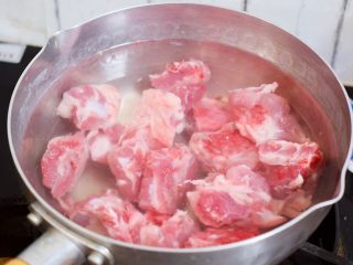 3、干贝排骨粥,排骨洗净，冷水下锅