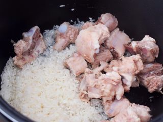 7、干贝排骨粥,再放入排骨