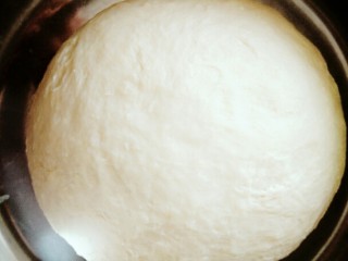 3、梅菜猪肉包,把面粉和成光滑的面团即可，再盖上保鲜膜进行常温发酵