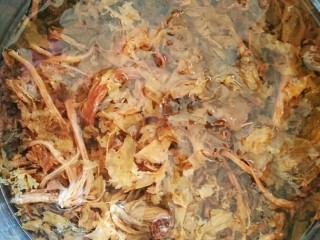 4、梅菜猪肉包,梅干菜洗干净，用水泡开