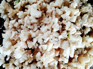 5、梅菜猪肉包,五花肉剁碎