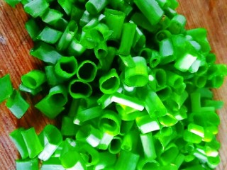 7、梅菜猪肉包,葱花切好备用