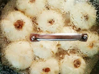 18、梅菜猪肉包,包好后把它放到蒸笼上再放到锅里，锅底放点热水进行第二次醒发，天气热的话，直接在常温下进行二次醒发就可以了，醒发后就可以开火蒸了