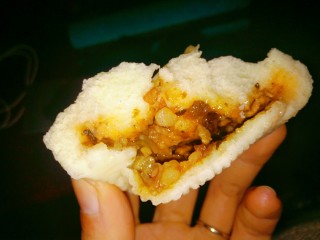 20、梅菜猪肉包,趁热吃，里面还有汤汁，一出锅就一抢而空了，某人说这是做的最好吃的一次了????