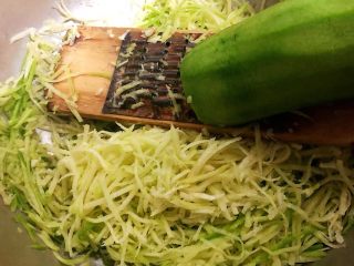 1、酥炸萝卜丝丸,萝卜去皮洗净用擦子擦成细丝