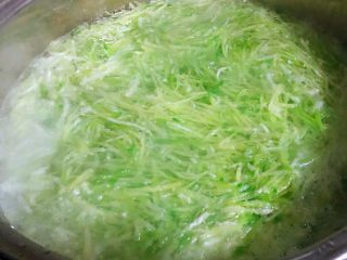 2、酥炸萝卜丝丸,锅中烧开水将萝卜丝焯水去除辣味后立即放入冷水中过凉