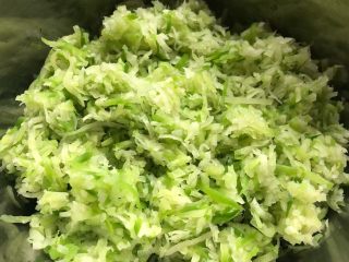 3、酥炸萝卜丝丸,萝卜丝沥干水份剁成小粒