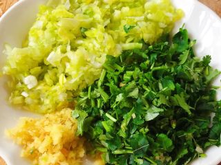 5、酥炸萝卜丝丸,葱、姜、香菜切好备用