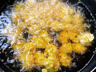 10、酥炸萝卜丝丸,锅中倒入适量油加热油温至八成热成热放入萝卜丝丸炸起来