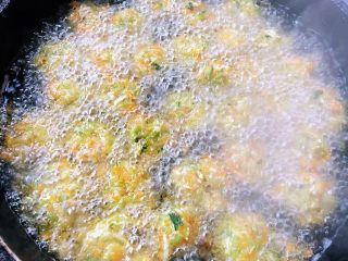 11、酥炸萝卜丝丸,萝卜丝丸飘上来时可以轻轻翻动一下