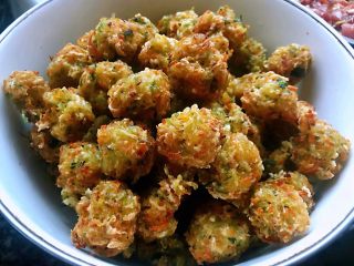 12、酥炸萝卜丝丸,炸制金黄色固定成形即可出锅享用