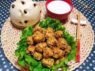 13、酥炸萝卜丝丸,搭配刚蒸出锅的枣馒头和一碗奶就是标配的早餐