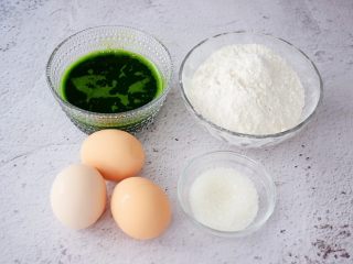 1、菠菜汁蛋饼,准备好材料