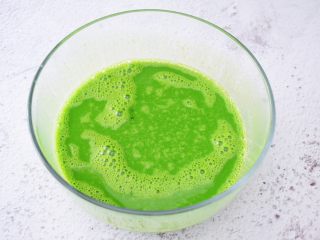 4、菠菜汁蛋饼,搅拌均匀
