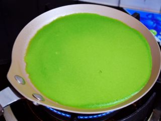 7、菠菜汁蛋饼,平底锅小火烧热，舀进面糊，摇晃锅，使其面糊均匀的铺满整个锅底