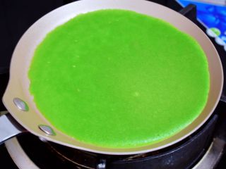 8、菠菜汁蛋饼,小火煎至表面变色变深