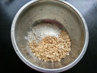 2、做年货    燕麦巧克力脆饼,准备一个大一点的碗，将燕麦，低粉倒入。
