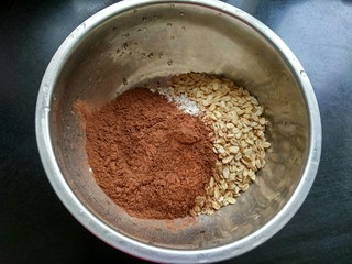 3、做年货    燕麦巧克力脆饼,倒入可可粉。