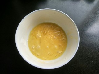 6、做年货    燕麦巧克力脆饼,鸡蛋打散。