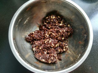 8、做年货    燕麦巧克力脆饼,搅拌均匀，这是搅拌好了的。