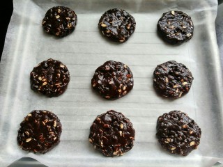 9、做年货    燕麦巧克力脆饼,捏成一个个的圆饼。