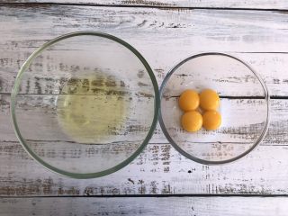 1、蔓越莓蛋糕卷,蛋清和蛋白分离倒入无水无油的碗中