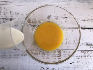 2、蔓越莓蛋糕卷,蛋黄打散加入纯牛奶