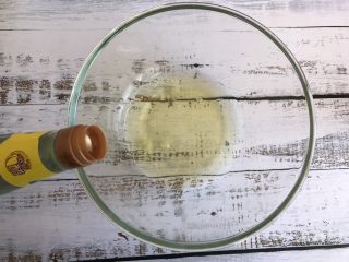 7、蔓越莓蛋糕卷,蛋清中加入几滴白醋（或者加入几滴柠檬汁）