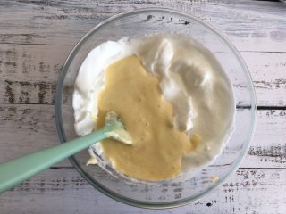 11、蔓越莓蛋糕卷,然后倒入剩余的蛋白糊中继续上下翻拌均匀