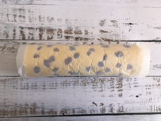 15、蔓越莓蛋糕卷,从一头卷起来，然后定型10分钟后在切开