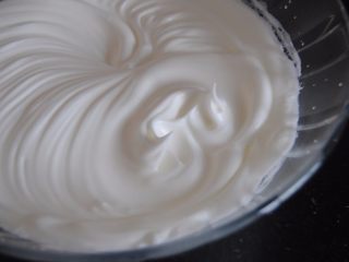 5、多重口味豆沙裱花蛋糕,蛋清加入细砂糖用电动打蛋器打发到干性发泡即出现短小尖角