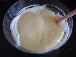 7、多重口味豆沙裱花蛋糕,倒回到剩余的蛋白内，翻拌均匀