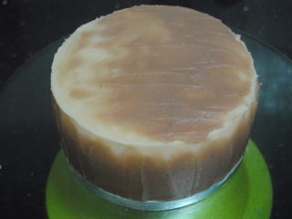 13、多重口味豆沙裱花蛋糕,用小抹刀由下往上的抹出竖纹备用