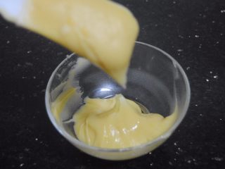 15、多重口味豆沙裱花蛋糕,加入适量牛奶调匀到可裱花状态