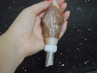 18、多重口味豆沙裱花蛋糕,放入裱花袋内，用玫瑰嘴，开始裱357玫瑰